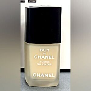 Chanel Boy Le Vernis Nails Natural